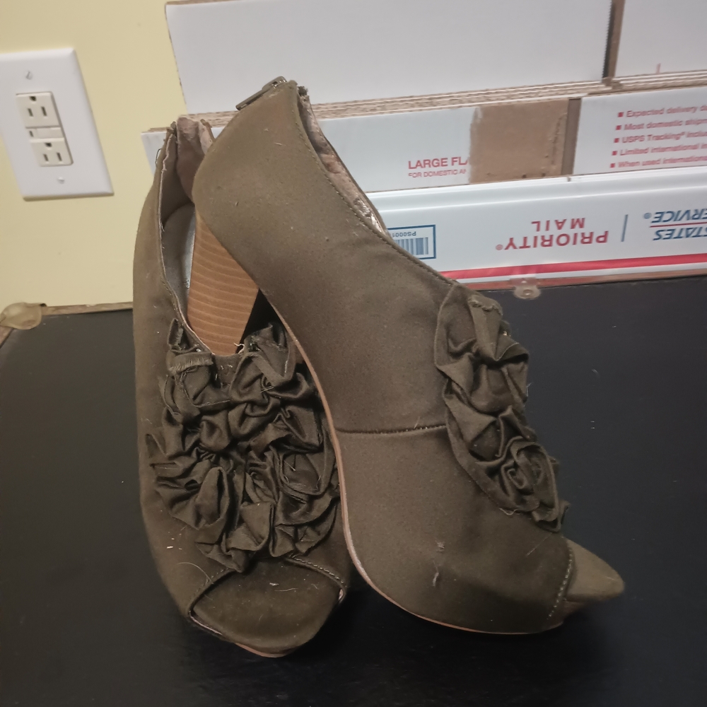 Elegant Olive Ruffle Peep-Toe Heels